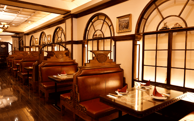 メインダイニングテーブル席の写真