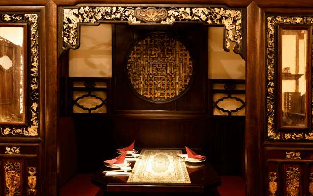 中国式ベッドがモチーフの半個室の写真