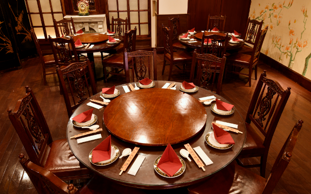 2F奥の円卓はパーティーにもの写真