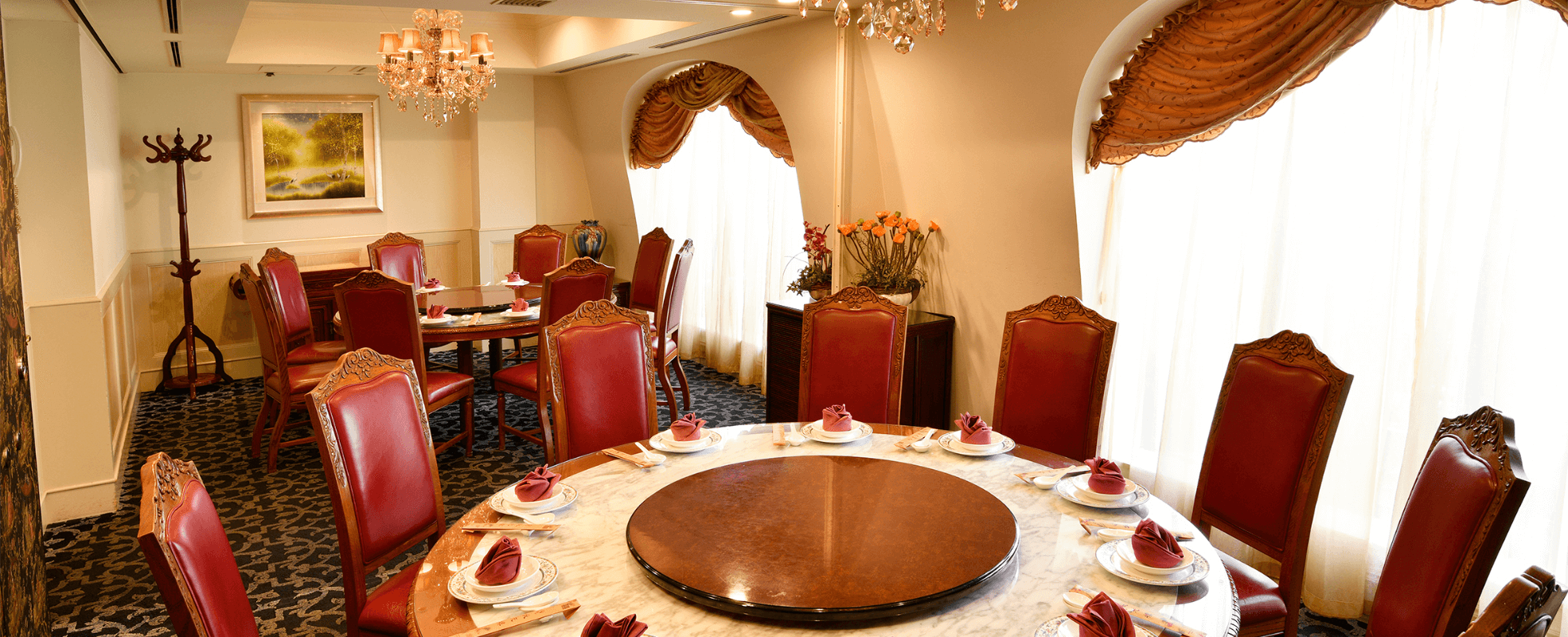 趣の異なる8つの個室の写真